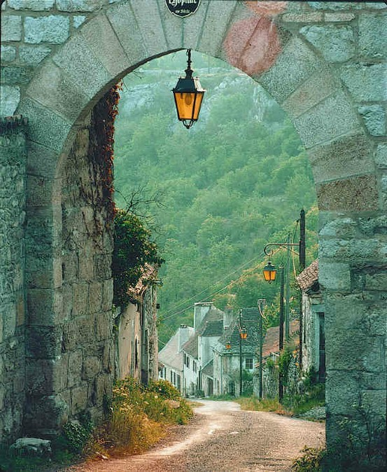 outotec's tweet photo. Arched Entry, Dordogne, France #ArchedEntry #Dordogne #France https://t.co/TyJbpULb8h https://t.co/yXN3Qt04o2