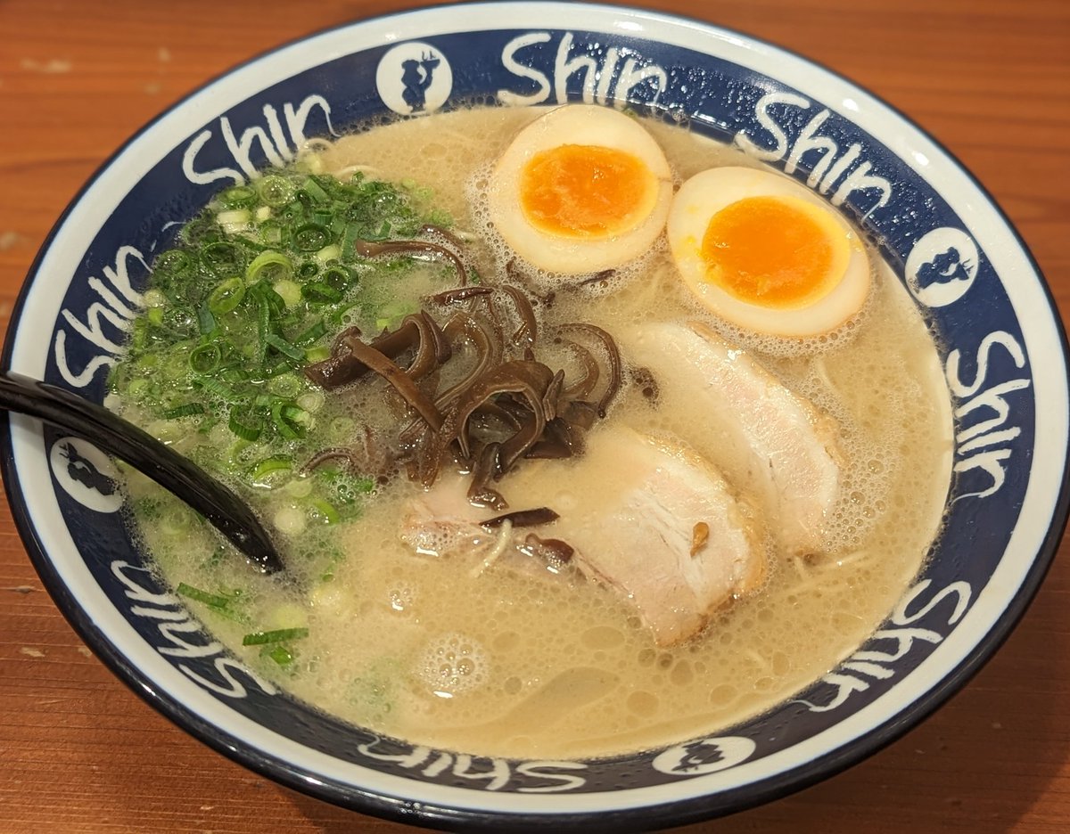 YohNishimaki's tweet photo. ツアー2日目のGate's7でのライブが終わりました！
ちょうど1年ぶりに博多でライブが出来て感無量です。
来てくださった皆様、ありがとうございました！

ライブ終了後、ラーメンを食べに出かけたのですがどこも大行列。
日曜休業や麺切れも多く、2杯で断念。
皆さんは食べられましたか？
#シアノタイプ https://t.co/EjVtjGrkPH