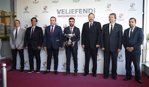 burcincigerim's tweet photo. Kot pantolon nedeniyle kareye giremediğim ama tanıdığım en güler yüzlü insan olan Sadettin Atığ abiminizin anısına koşuldu bugün. O hep gülen yüzünü hiç unutmaz.. #tjk #anadolusahini @clopixoll https://t.co/9C3oj2GmTn