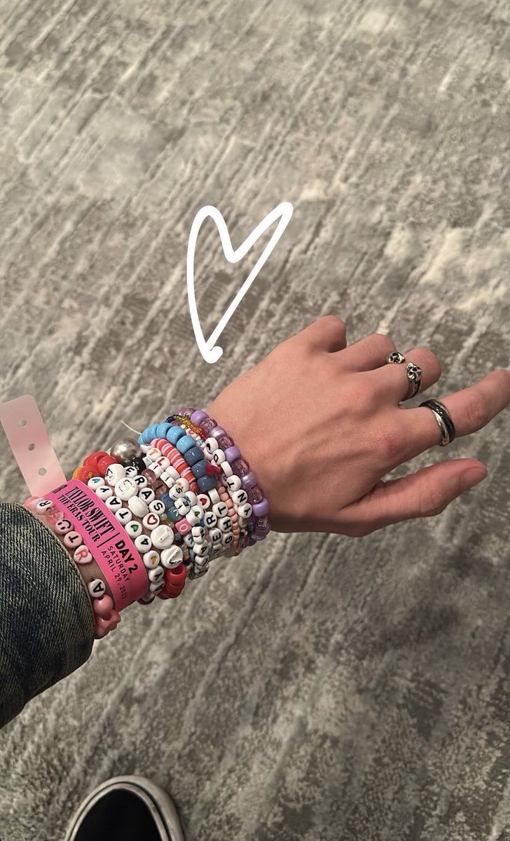 vans__converse3's tweet photo. LOOK HOW MANY FRIENDSHIP BRACELETS HE GOT 😭😭 https://t.co/X7engYL6YK