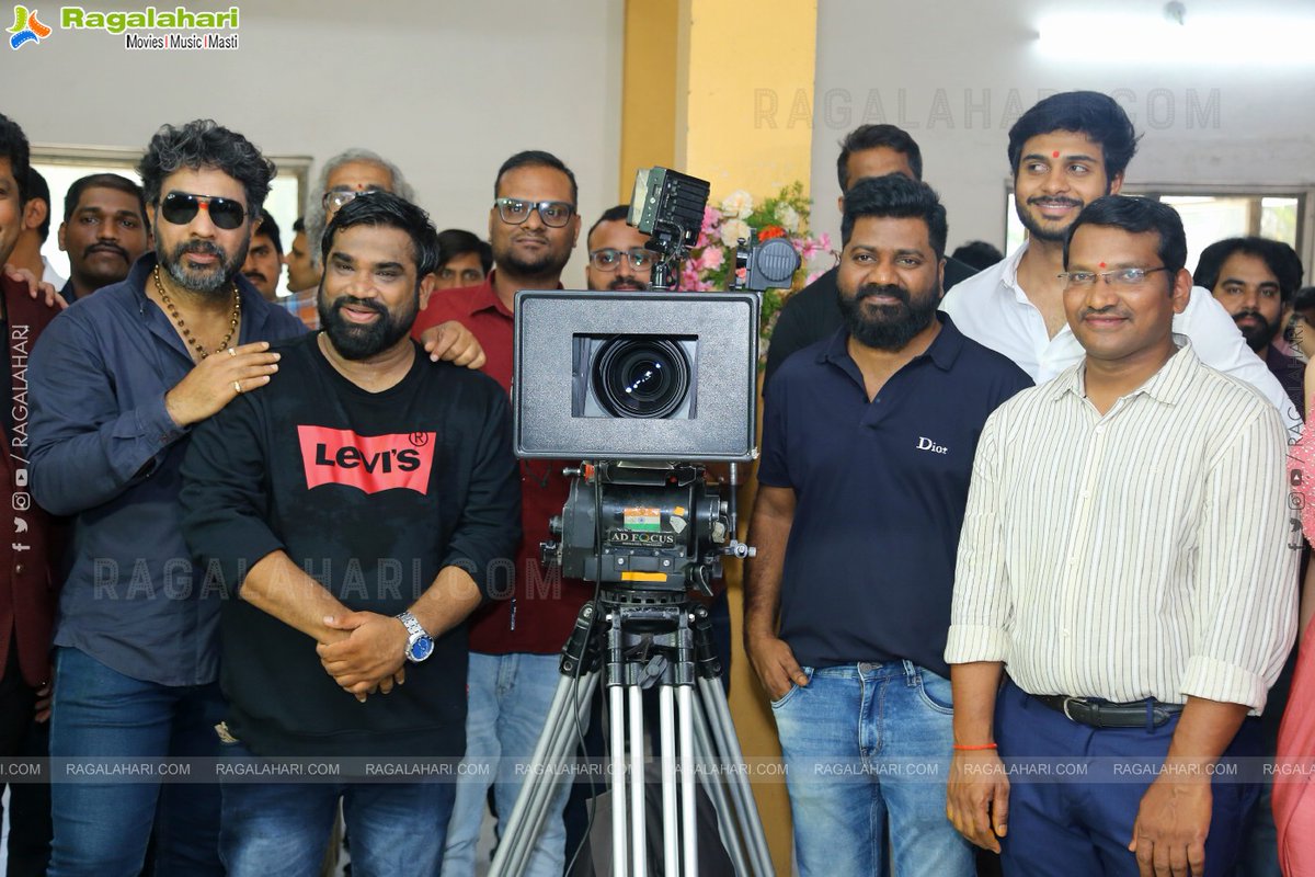 rajeshreddyega's tweet photo. A few clicks 📸 from #My3Arts crime comedy thriller launched in style 🎉

Regular shoot from May 10.

#Venkat, #RavindarReddy, #Aditya, #Srihari, #MaheshVitta, #Vadvika, #ChandiniRao, #SubhaSri

Director: #RajTalluri
#PraveenReddy #VasudevaRao #Sunny @SreedharSri4u https://t.co/KoepfJ54SJ