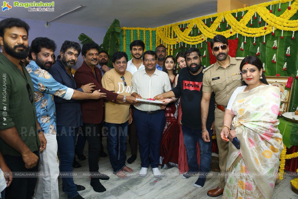 Ragalahariteam's tweet photo. A few clicks 📸 from #My3Arts crime comedy thriller launched in style 🎉

Regular shoot from May 10.

#Venkat #RavindarReddy, #Aditya #Srihari #MaheshVitta, #Vadvika #ChandiniRao, #SubhaSri

Director: #RajTalluri
#PraveenReddy #VasudevaRao #Sunny @SreedharSri4u https://t.co/RfnHTzf9vC