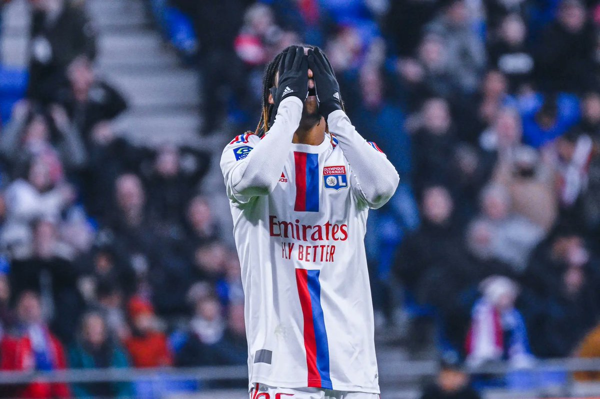 _SamuelAS's tweet photo. La déchéance est le mot qui définit le mieux l’évolution de l’OL des dernières années.

Ce club auparavant respecté en Europe, enchaîne les déceptions. Je me suis porté volontaire pour présenter des axes de travail.

Voici la partie 1 des 12 travaux de l’OL pour retrouver le Top. https://t.co/2ShPreNOoH