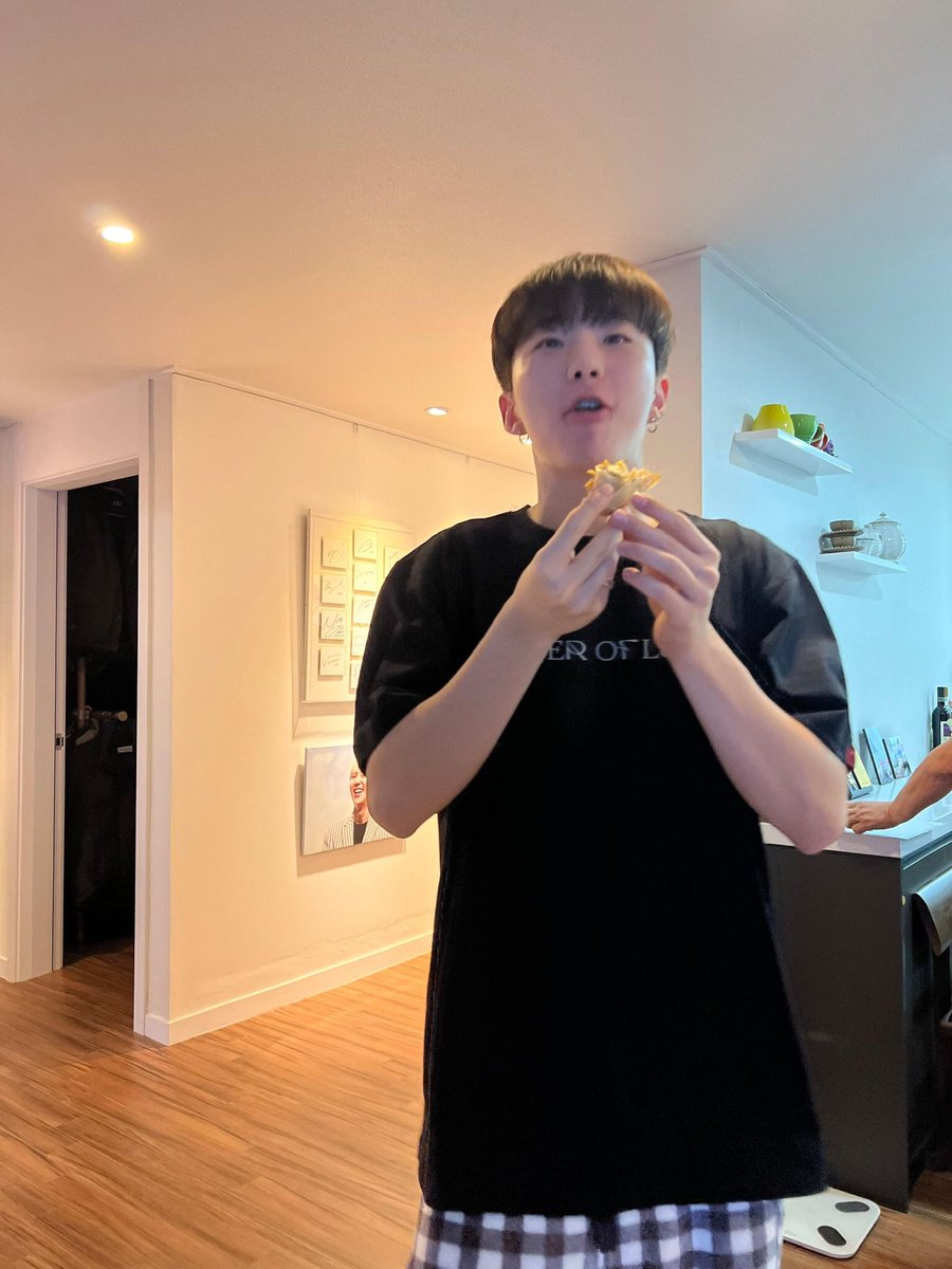 hoshbday's tweet photo. 뭐 먹을때 기여운 홋디 https://t.co/TKtwAdLQUp