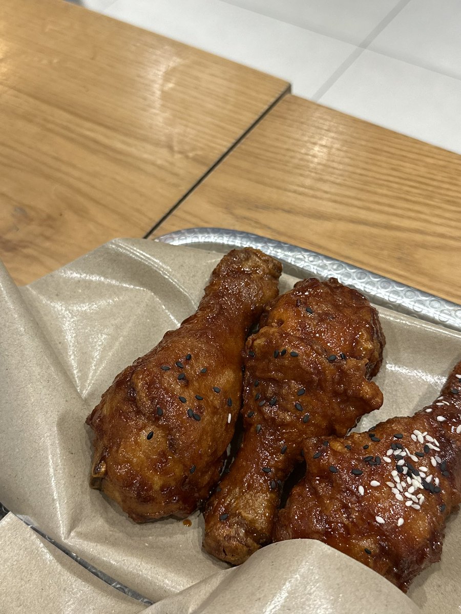 Qstnaadi's tweet photo. Korang yang stay kl/shah alam/subang kan korang makan lah jinjja chicken 🥹 Serious sedap 2-3 kali ganda then kfry and kyochon!! And pedas dia sumpah pedas gilaaaa. Stew ramen dia pun creamy + pedas 😭 fav i since 2018!! https://t.co/ychyDK6VnN