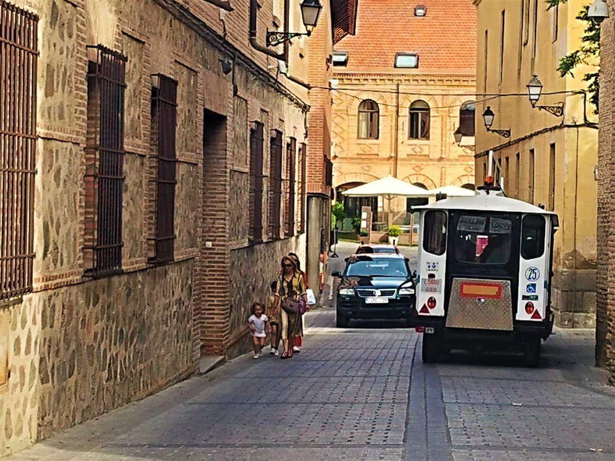 ToledoHistorico's tweet photo. #Toledo #CascoHistórico #Movilidad #Privilegios 
Hola @ToledoAyto.
La empresa del negocio turístico del tren turístico se niega a respetar las limitaciones de circulación de vehículos en calle Reyes Católicos, solo autorizado para residentes de la zona y bus urbano.
Foto de #IBHB https://t.co/jxgC5B0R7U