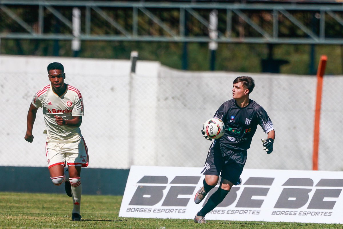 apafutoficial's tweet photo. Ontem pela manhã a Sub 17 da Apa conseguiu parar os 100% de aproveitamento do gigante colorado no Gauchão. Em uma partida muito sólida defensivamente, o Tricolor da Serra marcou um importante ponto na competição ao empatar em 0x0 com o Inter. https://t.co/22bGngOc1K