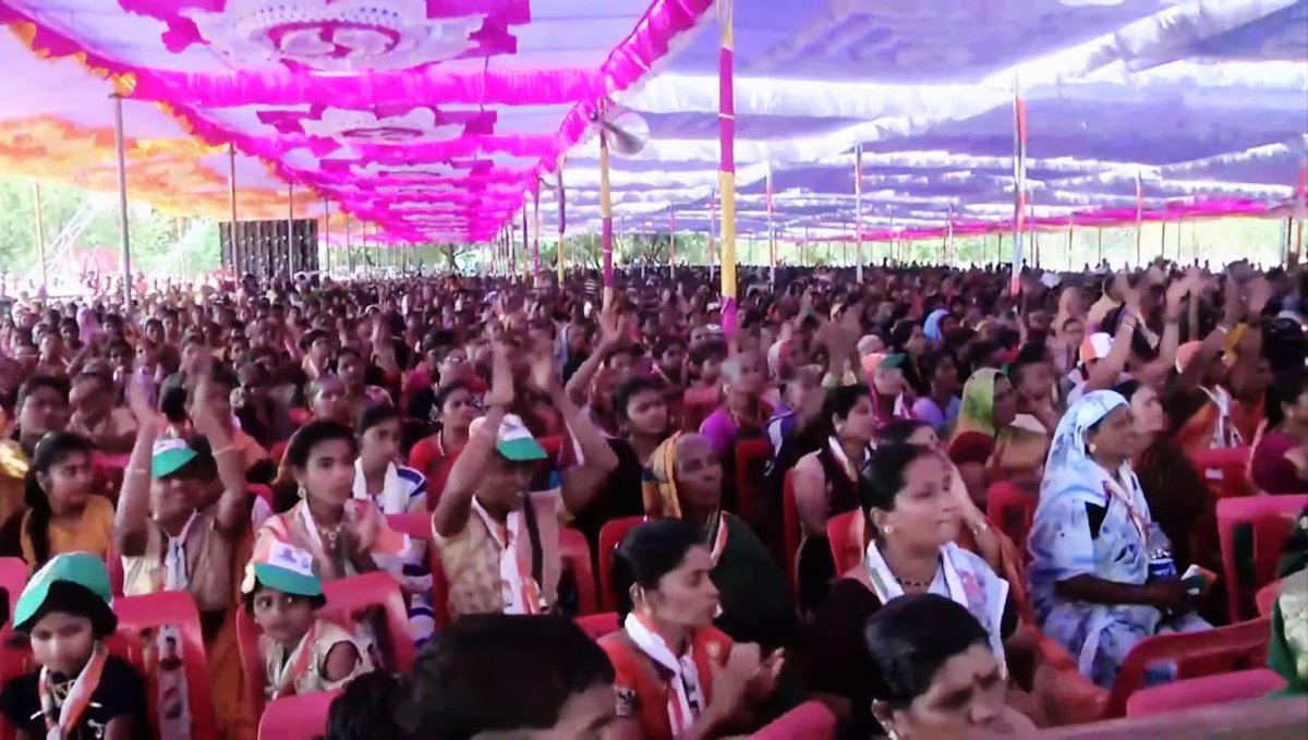 AIPCJHR's tweet photo. @priyankagandhi ने कहा कि PM और #BJP नेताओं से किसानों,युवाओं, महिलाओं,ST/SC,OBC #कर्नाटक के छोटे व्यवसायों की पीड़ा पर जवाब देने के बजाय अपने स्वयं के बारे में शिकायतों की। उन्होंने PM कहा कि अगर मोदी एंड कंपनी द्वारा उनके परिवार पर वर्षों तक की गई गालियों की एक सूची बनाई जाए। https://t.co/PRZVDESaJ7