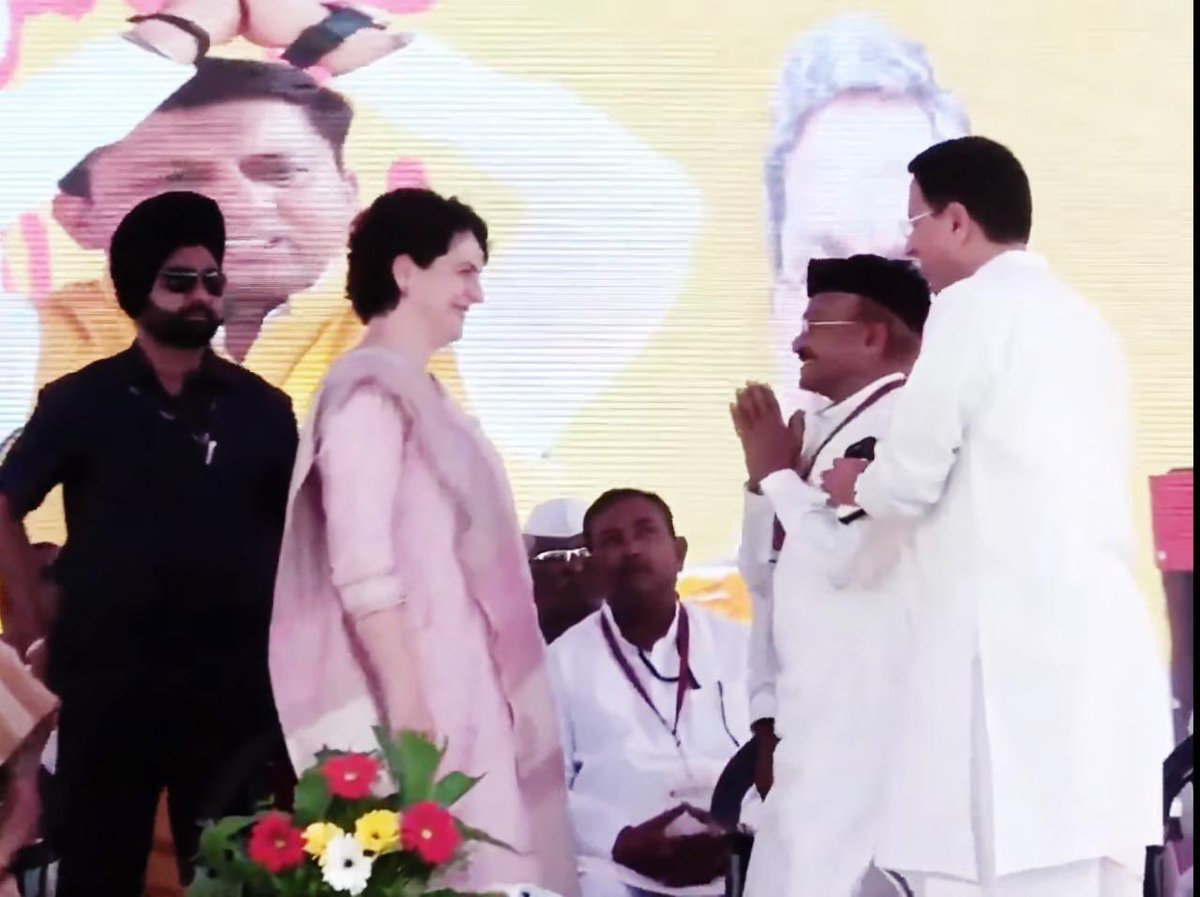 AIPCJHR's tweet photo. @priyankagandhi ने कहा कि PM और #BJP नेताओं से किसानों,युवाओं, महिलाओं,ST/SC,OBC #कर्नाटक के छोटे व्यवसायों की पीड़ा पर जवाब देने के बजाय अपने स्वयं के बारे में शिकायतों की। उन्होंने PM कहा कि अगर मोदी एंड कंपनी द्वारा उनके परिवार पर वर्षों तक की गई गालियों की एक सूची बनाई जाए। https://t.co/PRZVDESaJ7