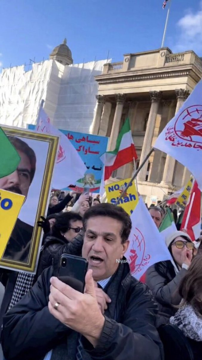ka3rimi's tweet photo. شناسایی شد:

فردی که روز قبل در جمعیت ایستاده بود و تلفنی به گروهی از دوستانش دستور میداد که چه شعاری بدن که سخنرانی #حامد_اسماعلیون رو خراب کنند، در جمع فرقه مجاهدین خلق دیده شده!!!

پ‌ن: شما هرچی تلاش بکنید نمیتونید وجه شاهزاده رو خراب بکنید…! https://t.co/gdsWlgP4GQ