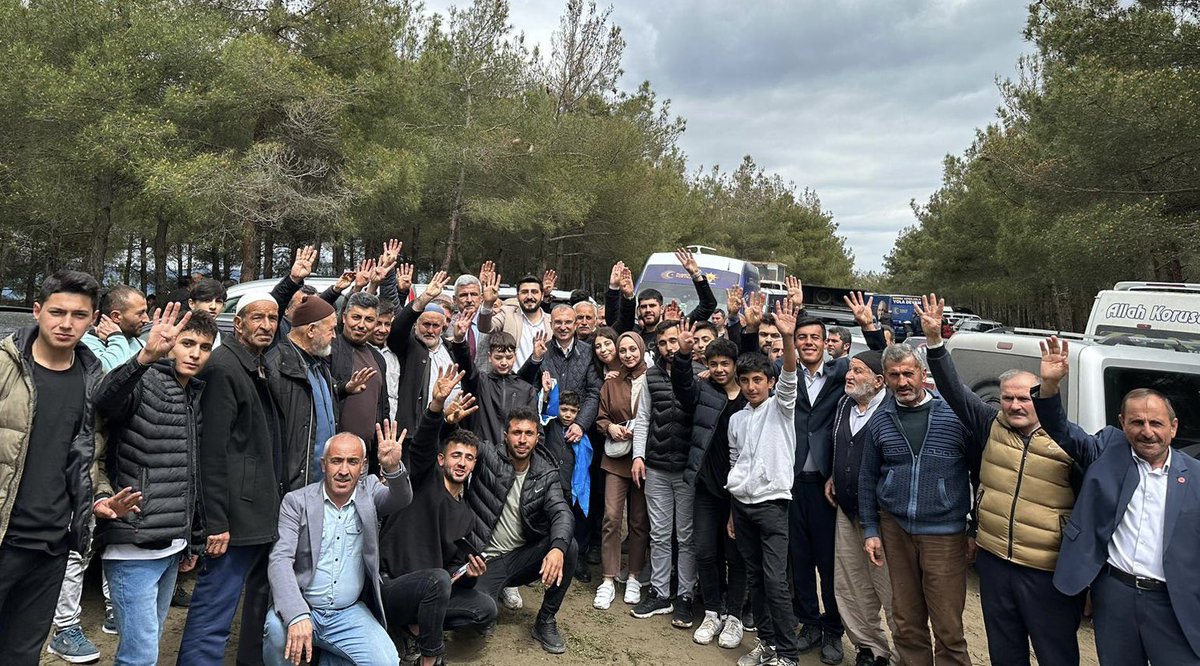 AvOrhanKIRCALI's tweet photo. 📍#Vezirköprü / Şentepe Mahallesi

Tabiatın uyanışı, toprağın yeşillenmesiyle toplanır aynı çarpan yürekler, pişer kazanlarda yemekler ve omuz omuza duaya kalkar eller; gönülden bir yakarışla birlik beraberlik, bolluk ve bereket istenir Allah'tan... https://t.co/XpeVFOzVd5