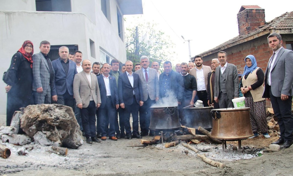 AvOrhanKIRCALI's tweet photo. 📍#Vezirköprü / Şentepe Mahallesi

Tabiatın uyanışı, toprağın yeşillenmesiyle toplanır aynı çarpan yürekler, pişer kazanlarda yemekler ve omuz omuza duaya kalkar eller; gönülden bir yakarışla birlik beraberlik, bolluk ve bereket istenir Allah'tan... https://t.co/XpeVFOzVd5