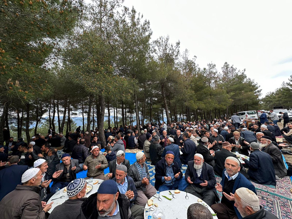 AvOrhanKIRCALI's tweet photo. 📍#Vezirköprü / Şentepe Mahallesi

Tabiatın uyanışı, toprağın yeşillenmesiyle toplanır aynı çarpan yürekler, pişer kazanlarda yemekler ve omuz omuza duaya kalkar eller; gönülden bir yakarışla birlik beraberlik, bolluk ve bereket istenir Allah'tan... https://t.co/XpeVFOzVd5