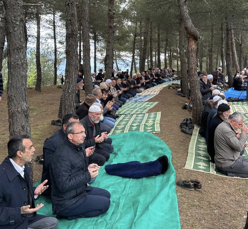 AvOrhanKIRCALI's tweet photo. 📍#Vezirköprü / Şentepe Mahallesi

Tabiatın uyanışı, toprağın yeşillenmesiyle toplanır aynı çarpan yürekler, pişer kazanlarda yemekler ve omuz omuza duaya kalkar eller; gönülden bir yakarışla birlik beraberlik, bolluk ve bereket istenir Allah'tan... https://t.co/XpeVFOzVd5