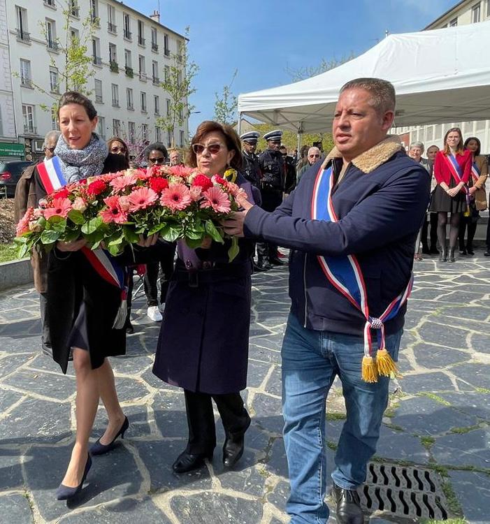 NotreSaintDenis's tweet photo. 🇫🇷 En ce dimanche 30 avril, la @VilleSaintDenis, par la voix de la conseillère municipale Andrée Minc, a commémoré la Journée nationale du Souvenir des victimes et des héros de la déportation. 
« Si l'écho de leurs voix faiblit, nous périrons » P. Eluard.
#noublionsjamais https://t.co/pg6yy4L607
