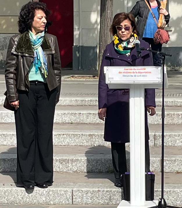 NotreSaintDenis's tweet photo. 🇫🇷 En ce dimanche 30 avril, la @VilleSaintDenis, par la voix de la conseillère municipale Andrée Minc, a commémoré la Journée nationale du Souvenir des victimes et des héros de la déportation. 
« Si l'écho de leurs voix faiblit, nous périrons » P. Eluard.
#noublionsjamais https://t.co/pg6yy4L607
