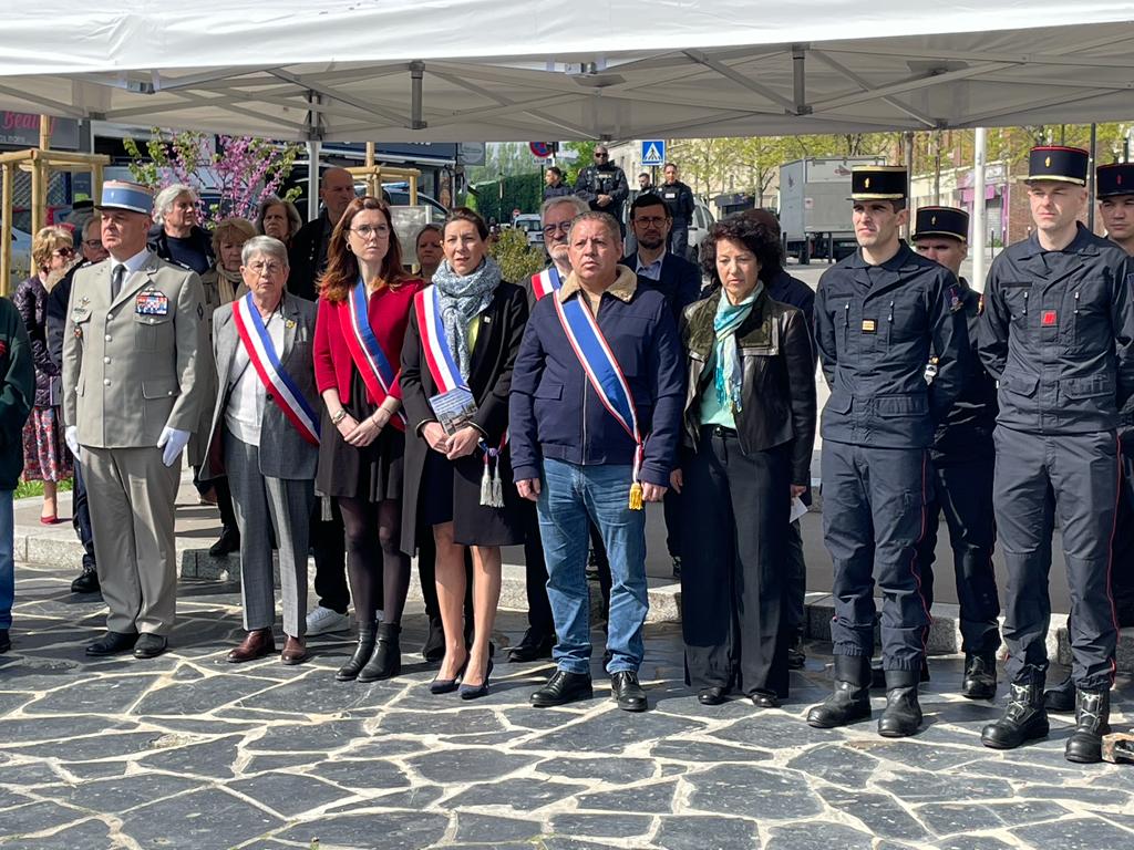 NotreSaintDenis's tweet photo. 🇫🇷 En ce dimanche 30 avril, la @VilleSaintDenis, par la voix de la conseillère municipale Andrée Minc, a commémoré la Journée nationale du Souvenir des victimes et des héros de la déportation. 
« Si l'écho de leurs voix faiblit, nous périrons » P. Eluard.
#noublionsjamais https://t.co/pg6yy4L607