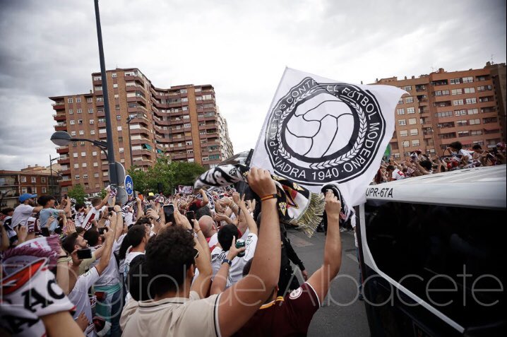 Squadra1940's tweet photo. Unidad. Familia. Albacetismo.

¡CONTIGO HASTA MORIR! https://t.co/vVEovJSghH