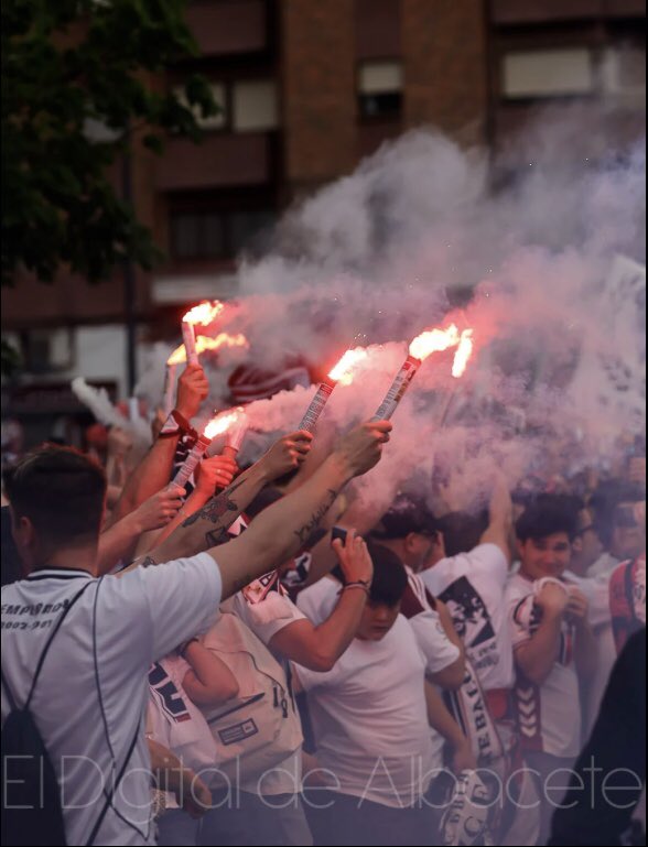 Squadra1940's tweet photo. Unidad. Familia. Albacetismo.

¡CONTIGO HASTA MORIR! https://t.co/vVEovJSghH
