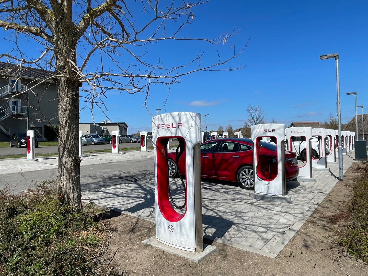 _tho_'s tweet photo. Supercharger #linstow am #vanderfalk #tesla https://t.co/k9h0x3crM7