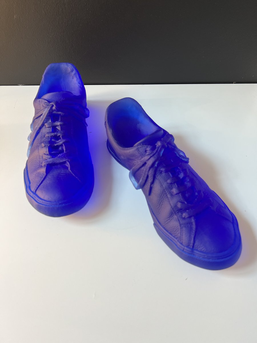 fyshan's tweet photo. Sanat ve Tasarım Kesişmesi: Cam spor ayakkabı heykel  👟 - https://t.co/I4ZFu4fpRU https://t.co/QPgsOkaqm3