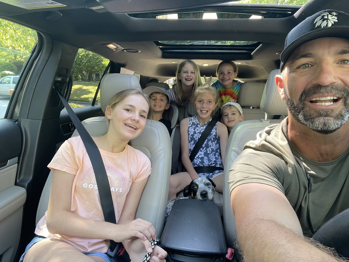 Harker31's tweet image. I am either the coolest Dad or absolutely crazy! Had a blast taking out these 6 (and our pup) for play time and lunch! Felt like a flashback to the 80’s. #framily #titospizza