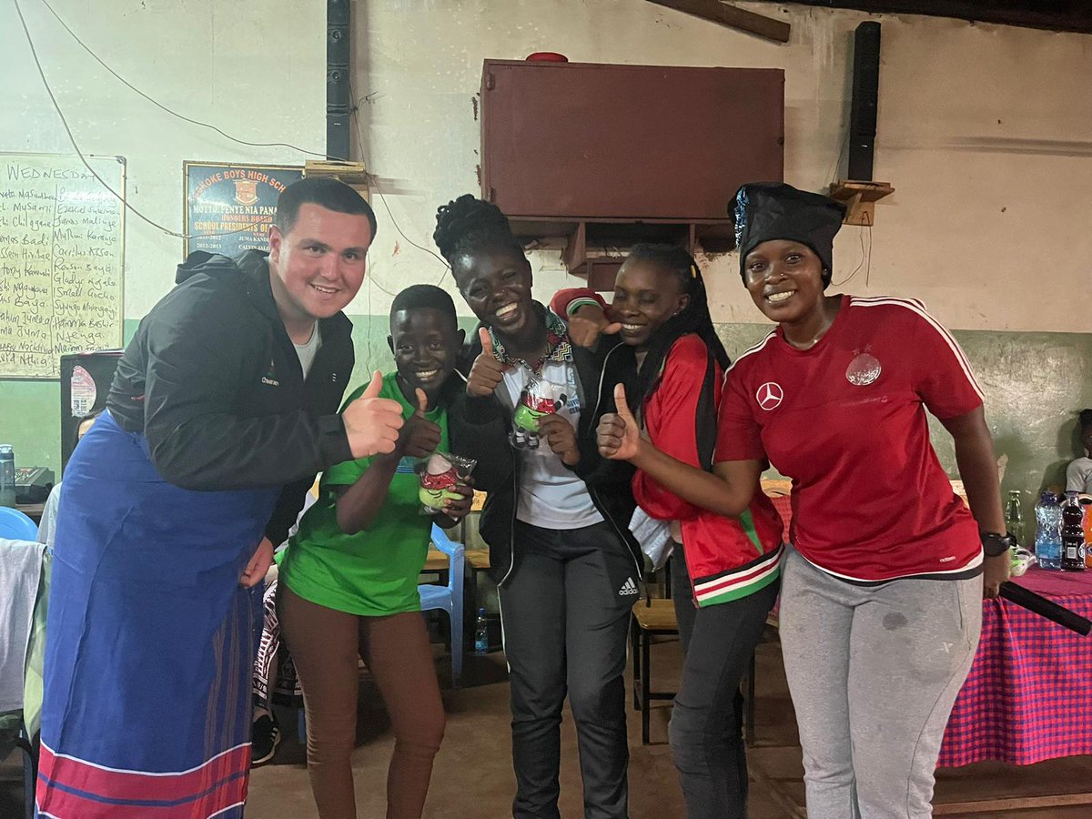 Urdd's tweet photo. Mae Mistar Urdd wedi cyrraedd Kenya! 🇰🇪

❤ Introducing Mistar Urdd to our friends at @MTGKilifi! 

#UrddKenya2023 https://t.co/Y1fMTIjcny