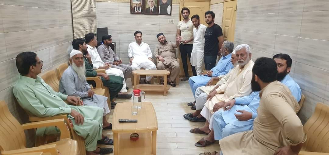 Aliofficial____'s tweet photo. این اے 78 یوسی 52
 چوہدری قاسم گجر کے آفس آمد
یوسی کے معززین سے ملاقات اور سیاسی صورتحال پر تبادلہ خیال https://t.co/xlLGWk9xa7