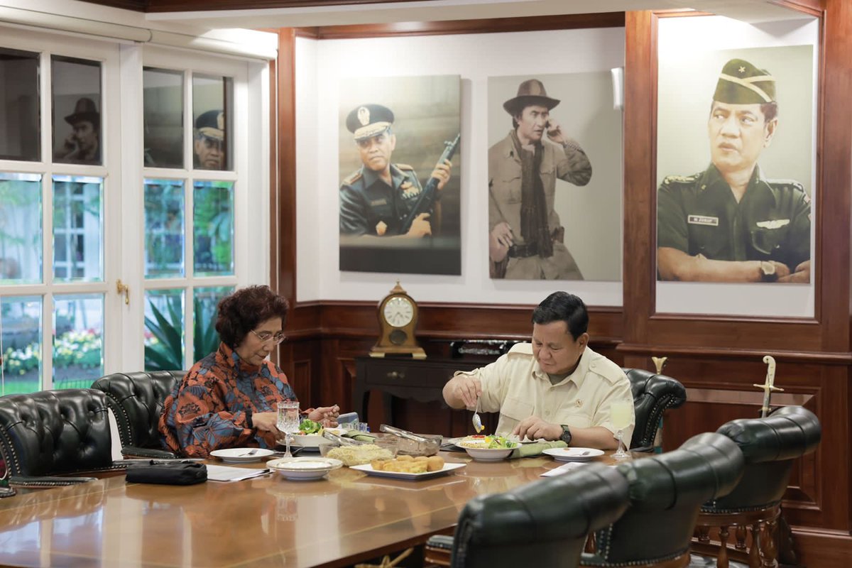 susipudjiastuti's tweet photo. Silaturahim lebaran dengan Pak @prabowo sambil makan steak &amp; salad bersama .. 🙏🙏 https://t.co/kb4VlifeF2