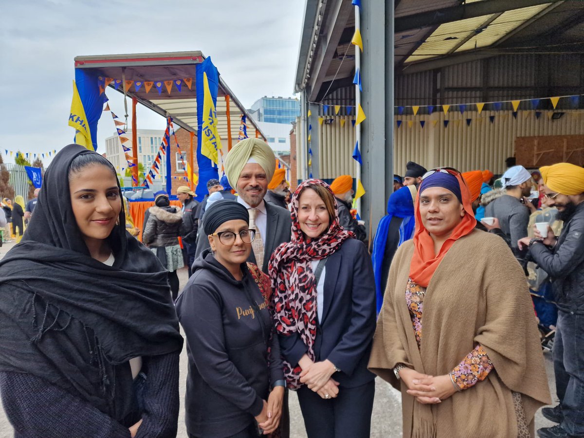 leicesterliz's tweet photo. Incredible turnout for Nagar Kirtan today, starting at Guru Nanak Gurdwara in Leicester West. Lovely to see so many friends too @vriyait @gurinder_athwal @kmistryuk @brahmpreetkaurg @manjkaur_khalsa Piara Clair #vaisakhi #oneleicester https://t.co/GBCelwc7Tx