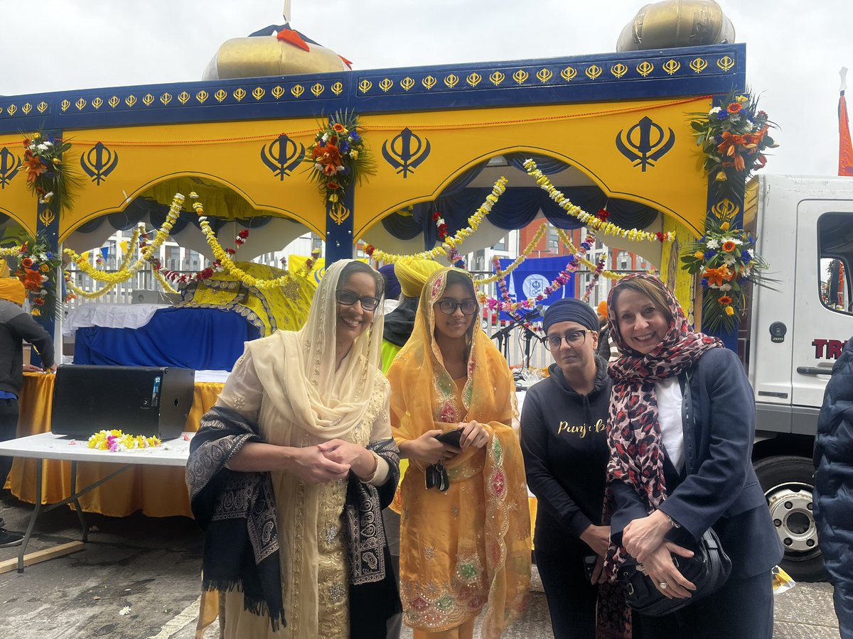 leicesterliz's tweet photo. Incredible turnout for Nagar Kirtan today, starting at Guru Nanak Gurdwara in Leicester West. Lovely to see so many friends too @vriyait @gurinder_athwal @kmistryuk @brahmpreetkaurg @manjkaur_khalsa Piara Clair #vaisakhi #oneleicester https://t.co/GBCelwc7Tx