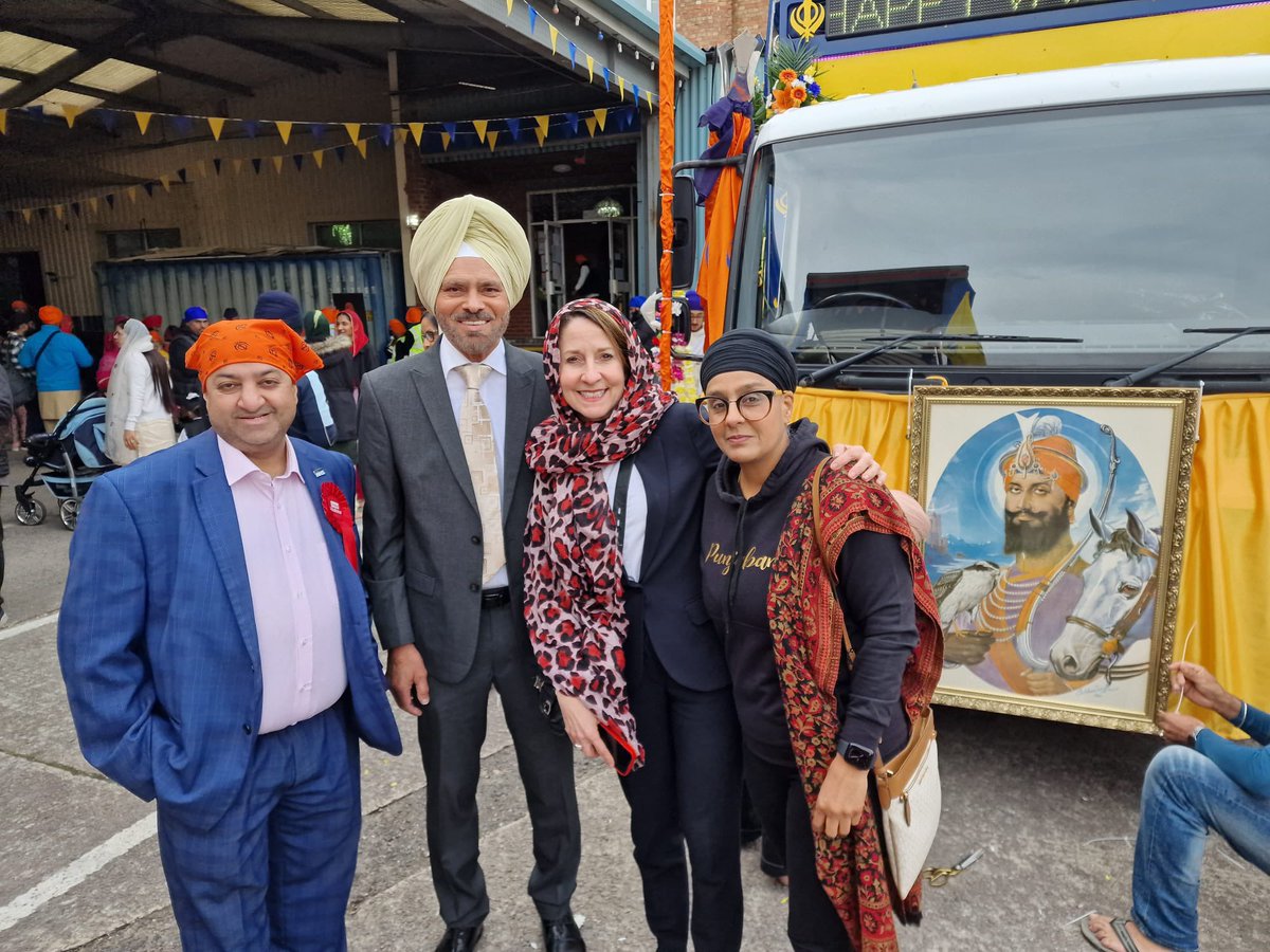 leicesterliz's tweet photo. Incredible turnout for Nagar Kirtan today, starting at Guru Nanak Gurdwara in Leicester West. Lovely to see so many friends too @vriyait @gurinder_athwal @kmistryuk @brahmpreetkaurg @manjkaur_khalsa Piara Clair #vaisakhi #oneleicester https://t.co/GBCelwc7Tx