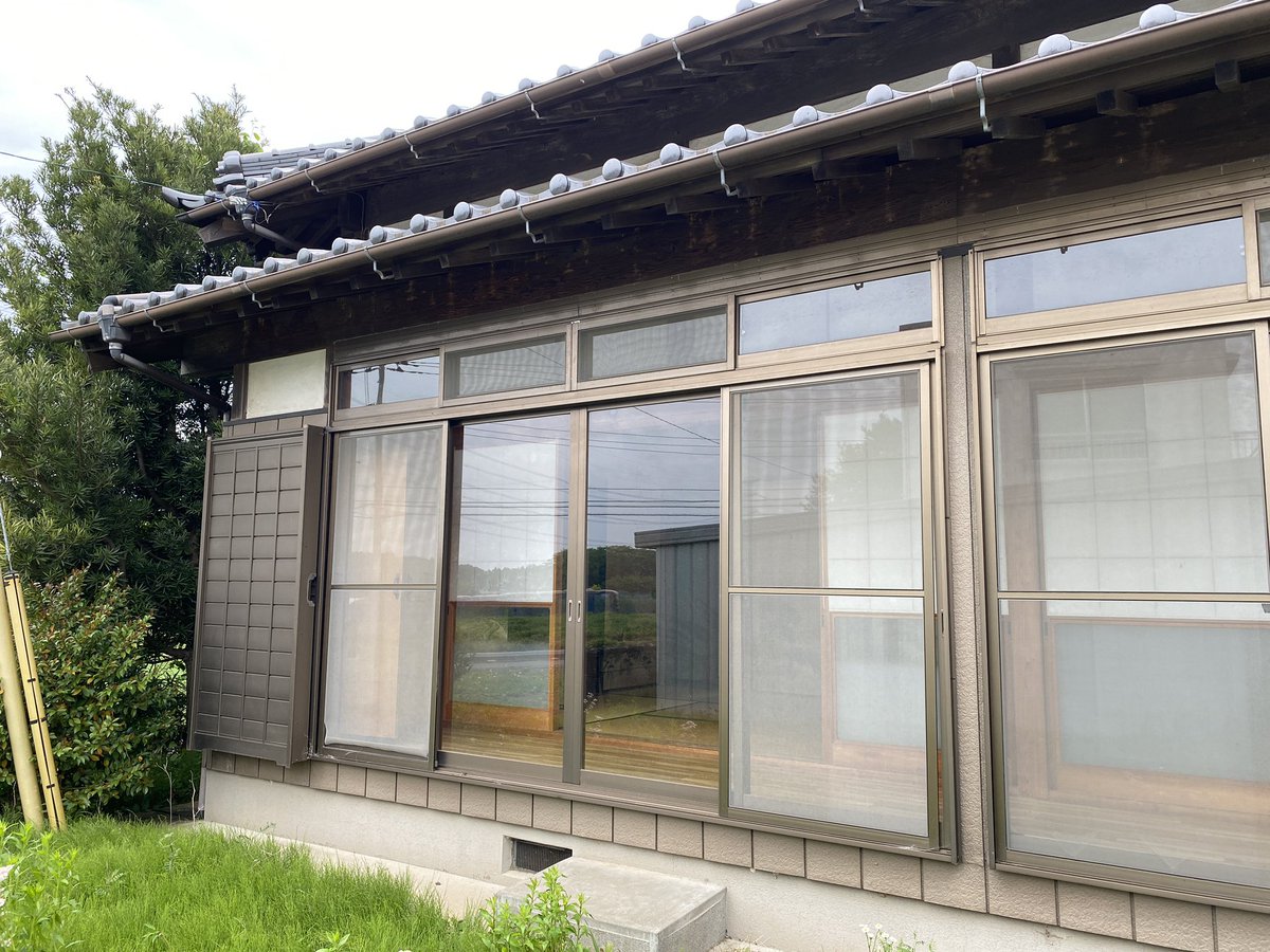 envchan's tweet photo. 2年間の日本家屋（���貸）暮らしも今日で終了。エアコン無し。井戸水。風呂の追い焚き機能なし。田舎なので外にはキジ。部屋は和室しかないので、常に寝っ転がるダメ人間になった。でも畑でたくさん野菜作ったし、それなりに楽しめたかな？ https://t.co/43sc22u3Kx