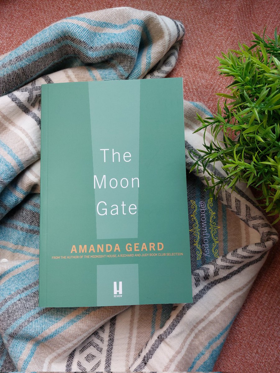 Bank holiday reading sorted! I am thoroughly engrossed in #TheMoonGate by @AmandaGeard @HeadlineFiction @headlinepg - the follow-up to Amanda's fab debut #TheMidnightHouse ❤
This beauty is out in ebook 1st May, and in hardcover on 8th June. Get your preorders in now! 🤩