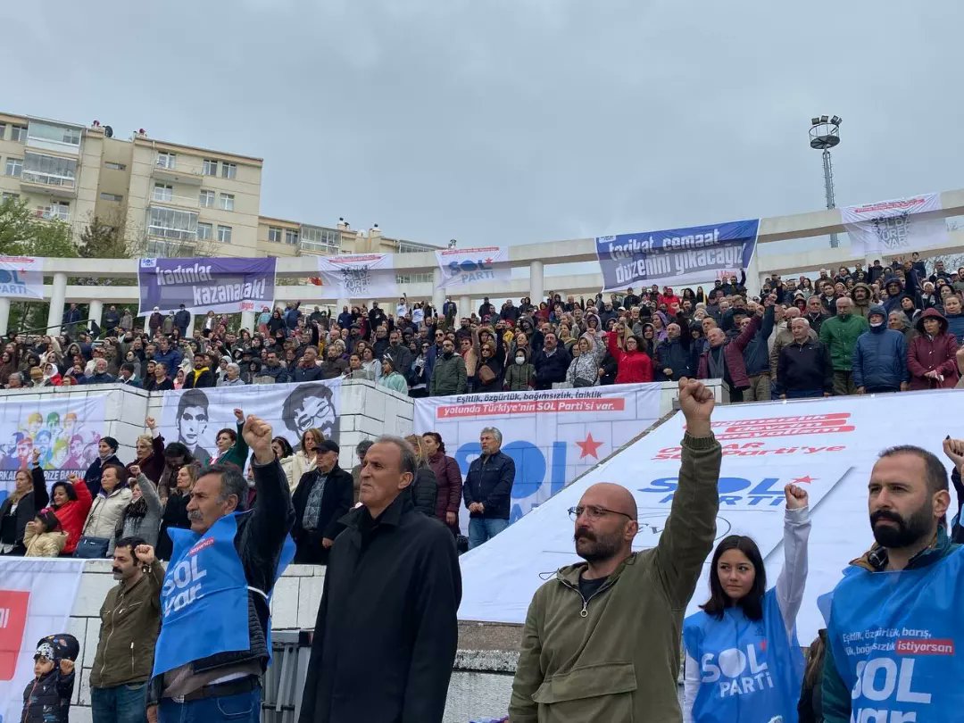 ⭐ Hiç aldanmadık hiç aldatmadık

20 Yıldır AKP zulmüne direndik, Mücadele ettik şimdi hepberaber bu sefer tüm gücümüzle yürüyelim karanlığın üstüne, 
Yıkılsın Harami Saltanatı! 

Eşitlik için, özgürlük için #SOLdaYürü

🔗solparti.org/SOLaKat%C4%B1l