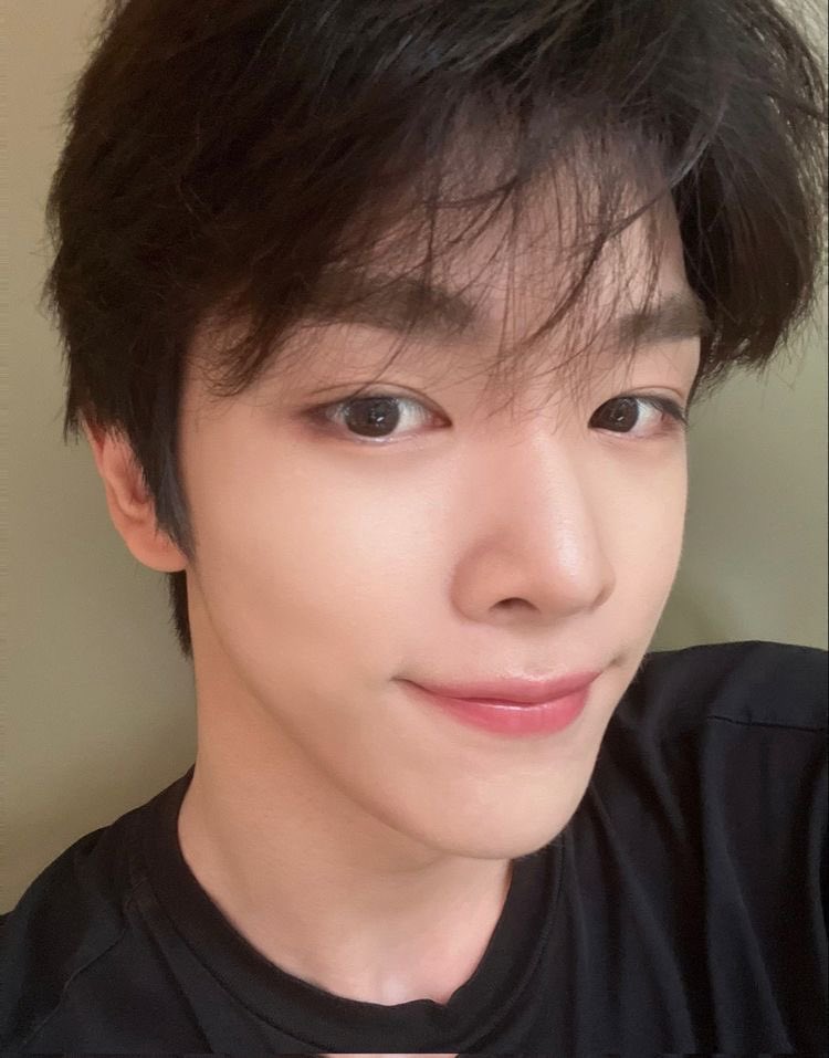 selecxhr's tweet photo. ถ่ายกล้องแฟนครับ แฟนเธอหล่อป่ะ https://t.co/nSY2Cja1Te