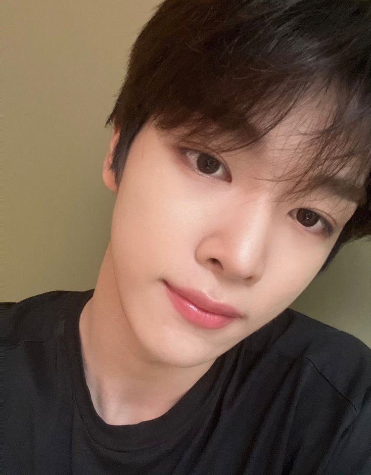 selecxhr's tweet photo. ถ่ายกล้องแฟนครับ แฟนเธอหล่อป่ะ https://t.co/nSY2Cja1Te