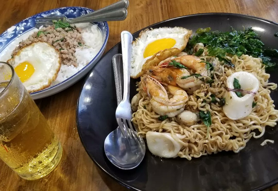patpongcurry's tweet photo. パタヤタイのほぼスクンビット通り近くにあるหมาน กะเพราพริกแห้งพัทยาでパッママータレーとガパオライス

お洒落なお店だけど値段は屋台並み

ランチにオススメ

🍺もあるよ🤗

#パタヤ
#Mhan
#หมาน กะเพราพริกแห้งพัทยา
#パッママータレー
#ガパオライス https://t.co/l7hVgw5toA