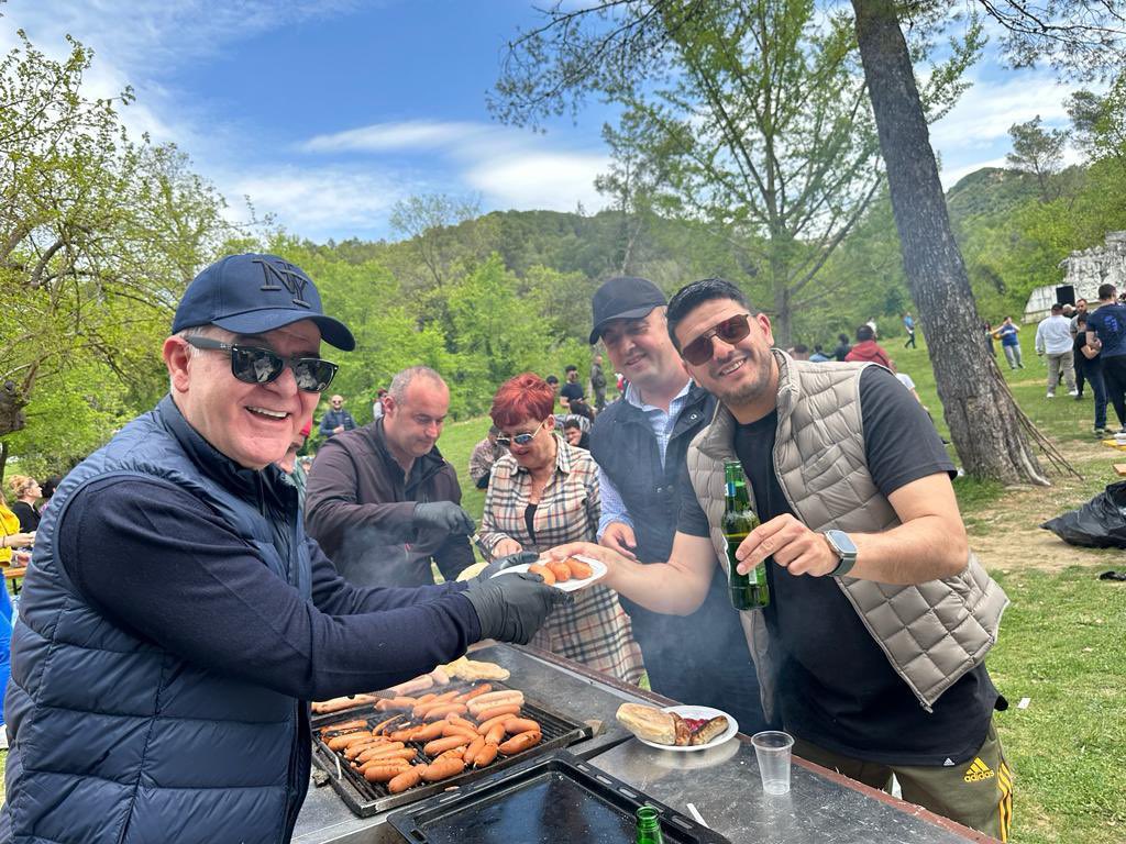 Ishte një ditë ndryshe pa politikë, me shumë aktivitete, muzikë dhe sport për të mbledhur të gjitha forcat.💪🏻Magjia e njësisë 10 është se nuk njeh moshë, gjini, profesion apo prejardhje krahinore. Jemi të gjithë bashkë si skuadër!🤝