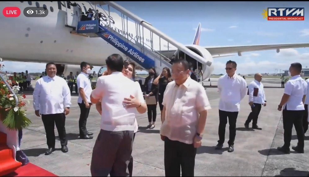 seanngalvin's tweet photo. VP Inday, saying Bon Voyage to PBBM. 👍👏🇵🇭

She is acting President for the next 10 days. ❤️💚

Never have we witnessed a President and a VP working so closely.  #Uniteam in action.  👍👏 https://t.co/3F3rtxrprt