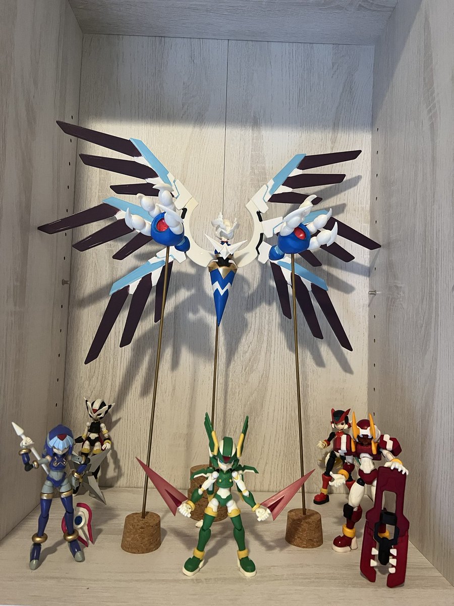 AndrewL50853356's tweet photo. Not finished but almost there. Building these have taken its toll on my mental health lol the wings are more purple in the light.
#rockman #megaman #rockmanzero #megamanzero #madhands https://t.co/xPx2IXUVbF