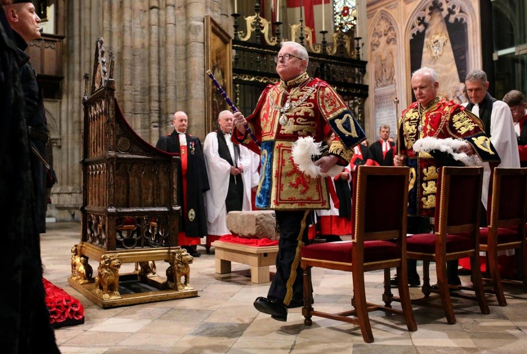 LyonCourt's tweet image. Lyon and Garter at yesterday evening&apos;s service for the reception at Westminster Abbey of the Stone of Destiny. The Music, by the excellent schola of the Robin Chapel, included Sir James MacMillan&apos;s glorious modern classic, &quot;O Radiant Dawn.&quot;