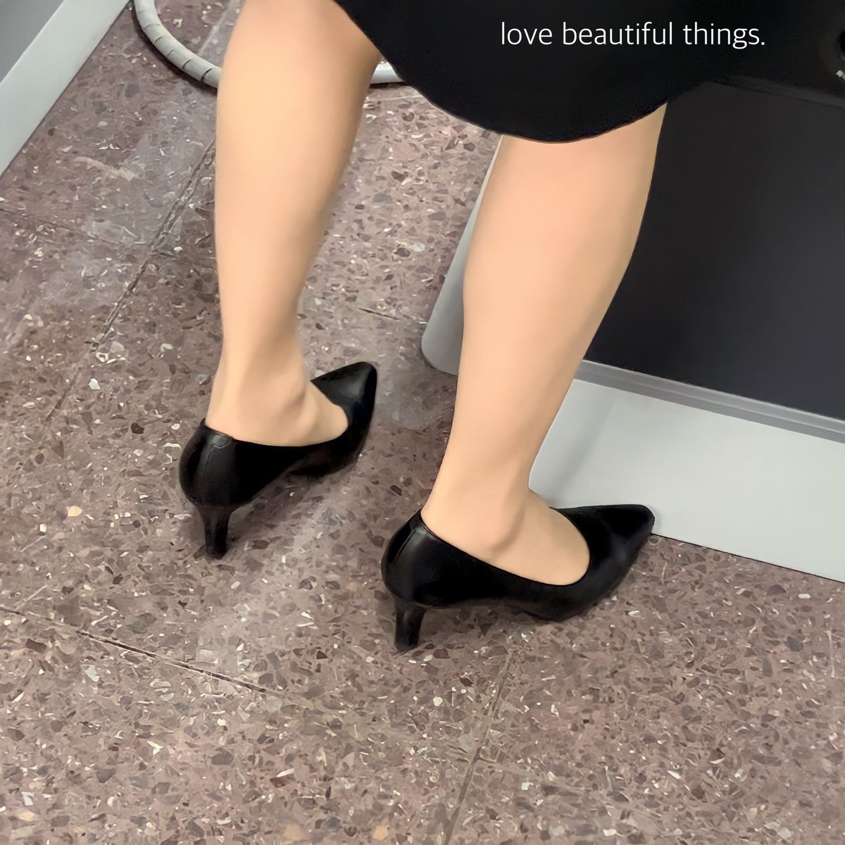 love_b_things's tweet photo. love beautiful things.

#パンプス
#黒パンプス
#ナチュスト
#パンスト 
#働くパンプス https://t.co/MUD5t7dSfa