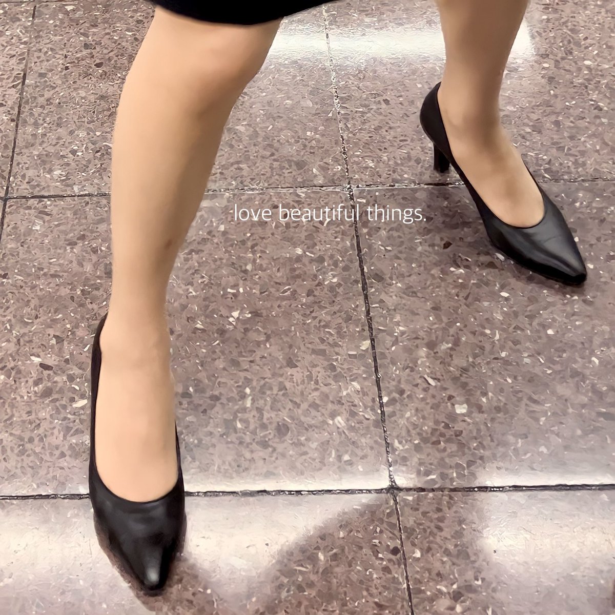 love_b_things's tweet photo. love beautiful things.

#パンプス
#黒パンプス
#ナチュスト
#パンスト 
#働くパンプス https://t.co/MUD5t7dSfa