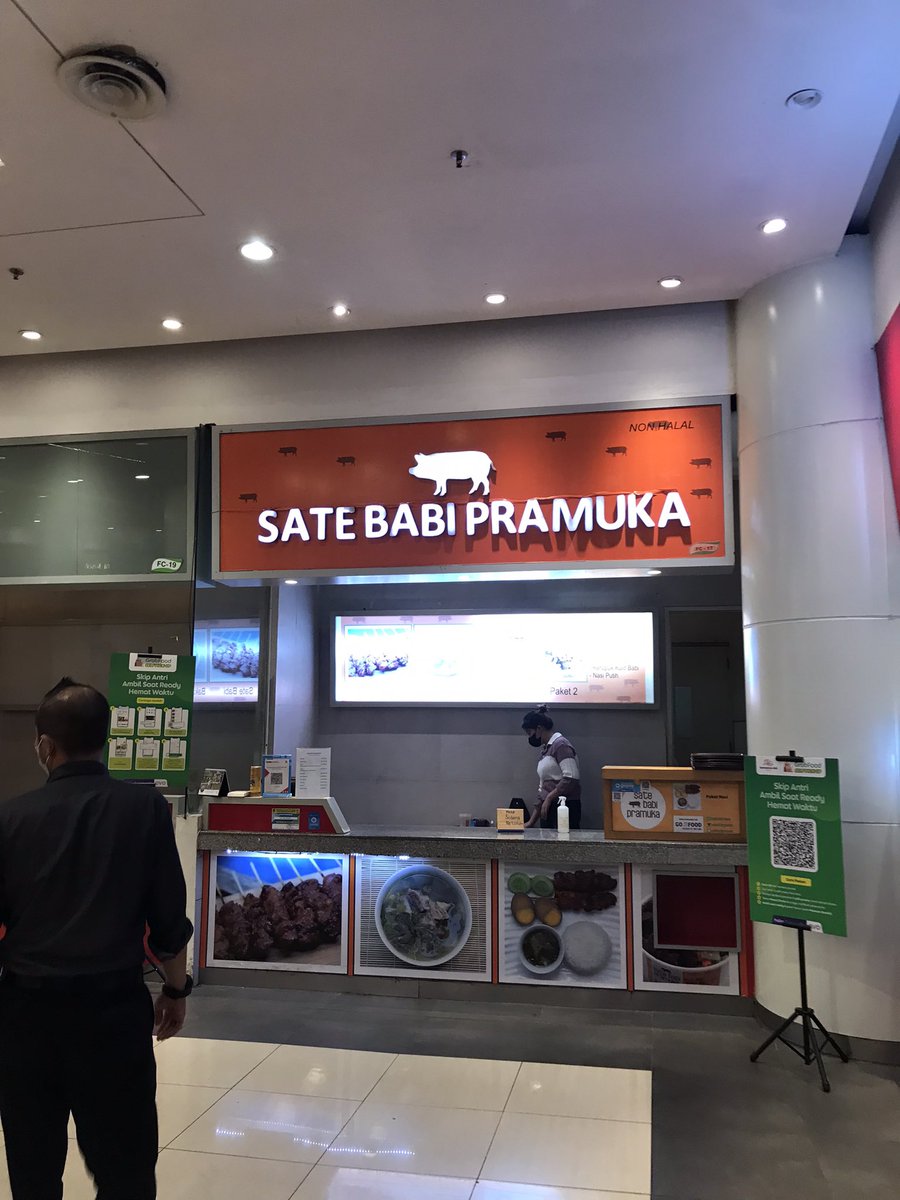 Rafifatha_12's tweet photo. me: mas, musholla selain disini dimana yak?
👦🏼: diatas, dibelakang sate babi pramuka kak
me: oh ok https://t.co/seET8oxsg5