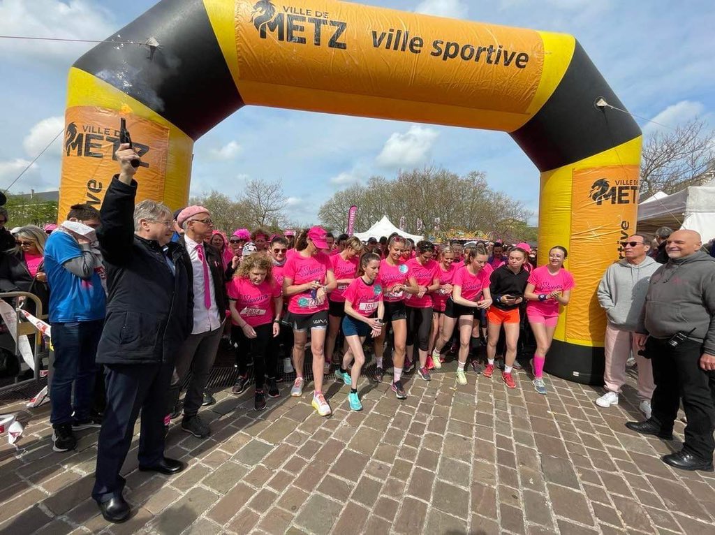 VilledeMetz's tweet photo. 🎀 Une vague rose a envahi la ville ce dimanche. La 10ème édition de #LaMessine se déroulait ce matin dans le centre ville de #Metz.
Une course solidaire contre le cancer du sein. Bravo à toutes les participantes, aux organisateurs et bénévoles 👏 https://t.co/NInKcxCnB8