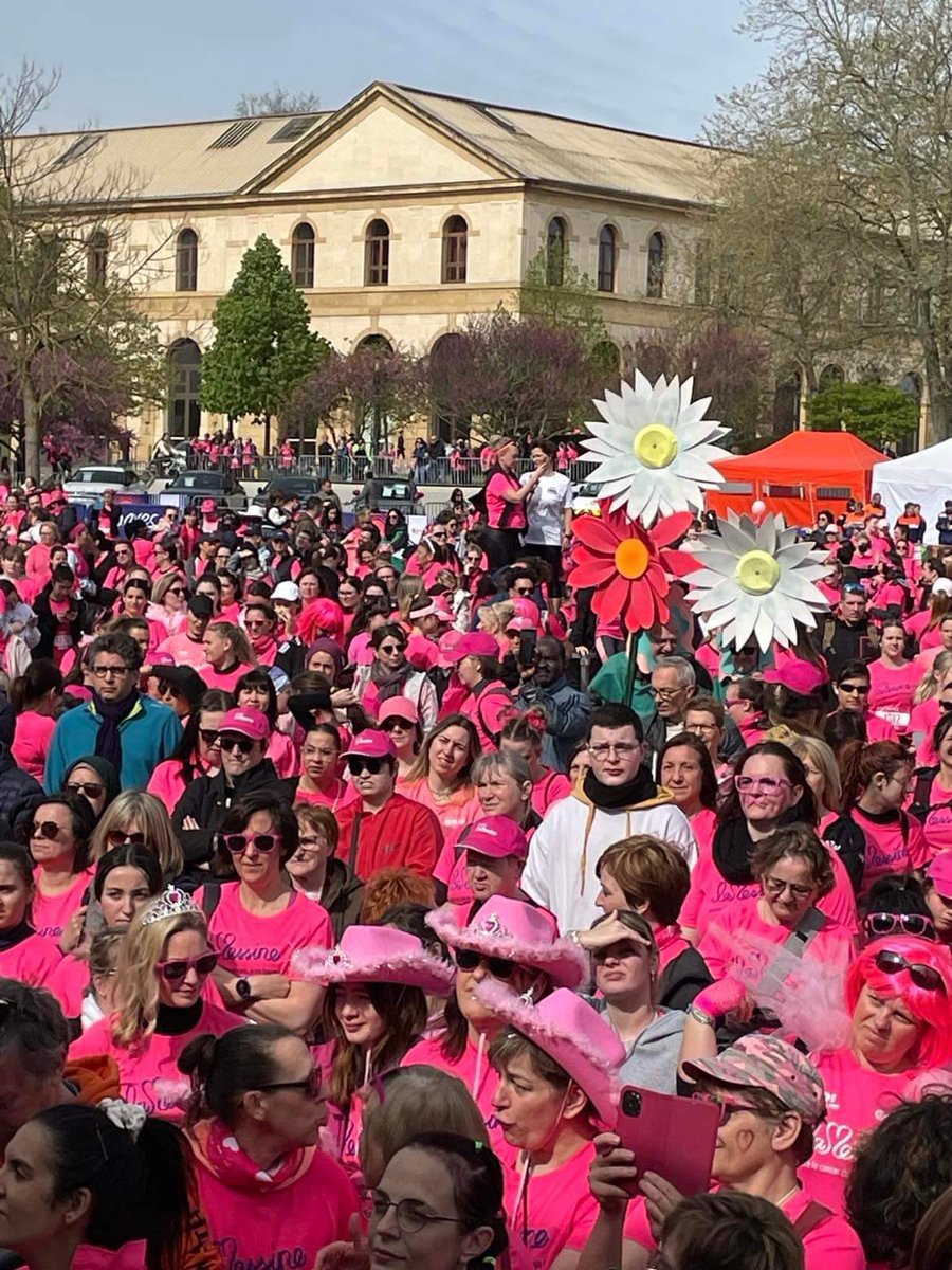 VilledeMetz's tweet photo. 🎀 Une vague rose a envahi la ville ce dimanche. La 10ème édition de #LaMessine se déroulait ce matin dans le centre ville de #Metz.
Une course solidaire contre le cancer du sein. Bravo à toutes les participantes, aux organisateurs et bénévoles 👏 https://t.co/NInKcxCnB8