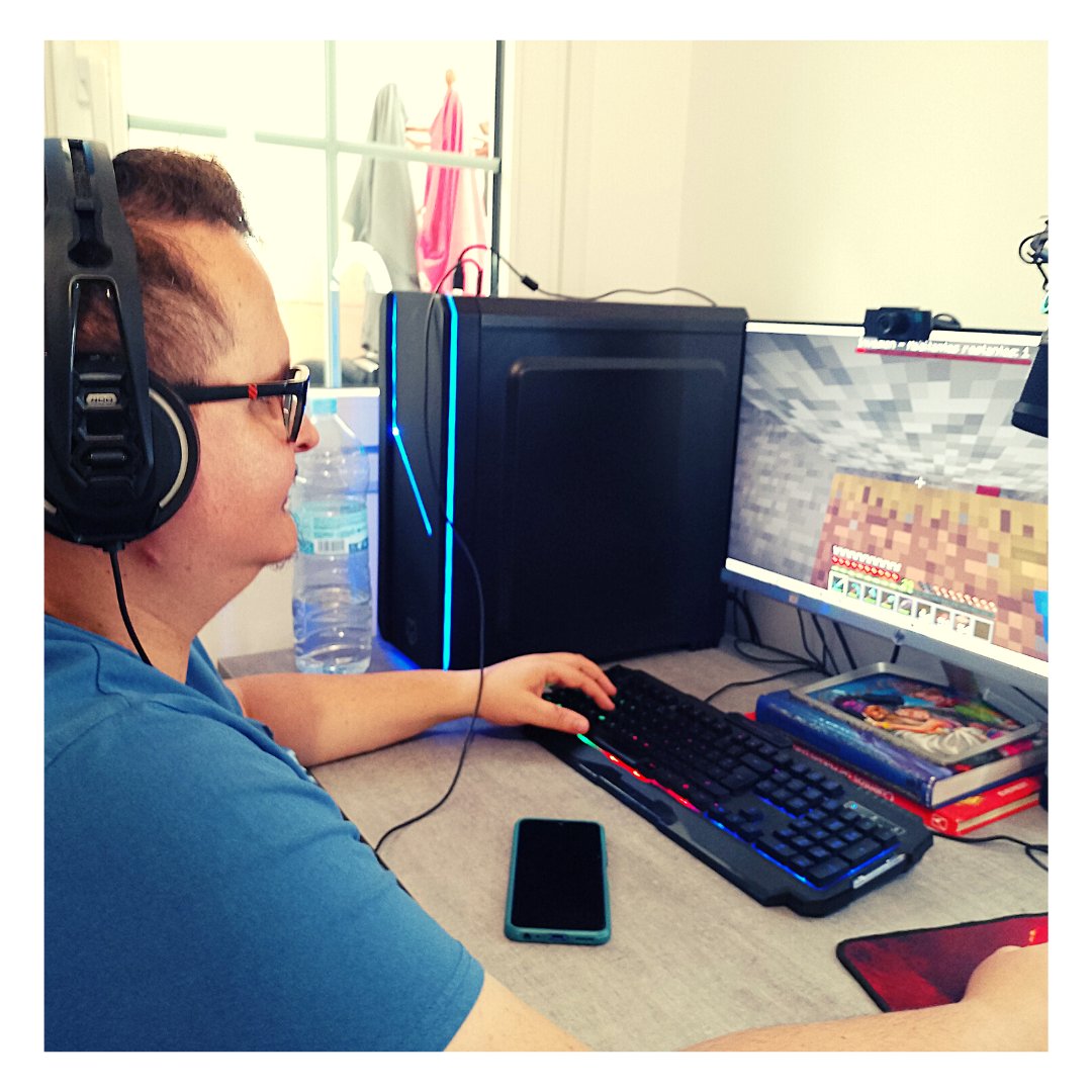 MonkeyDCloud_'s tweet photo. Aunque nos llevó bastante tiempo y varias construcciones para obtener la Granja de Raids, aquí les dejo algunas capturas del #detrasdecamaras de ese directo👨🌾
#monkeydcloud #mdc #bts #minecraft #minecraftecnico #raids #granja #minecraftbuilding #streamer #twitch #youtube #gamer https://t.co/W1zynNRpKi