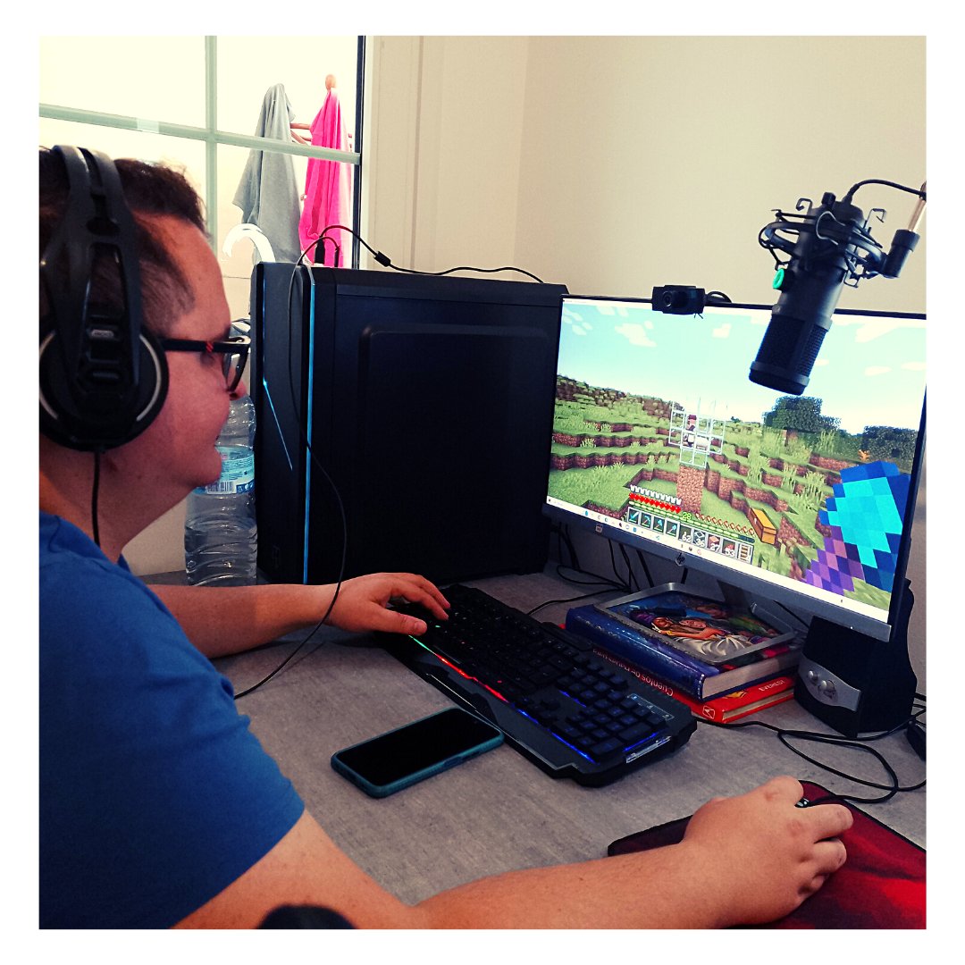 MonkeyDCloud_'s tweet photo. Aunque nos llevó bastante tiempo y varias construcciones para obtener la Granja de Raids, aquí les dejo algunas capturas del #detrasdecamaras de ese directo👨🌾
#monkeydcloud #mdc #bts #minecraft #minecraftecnico #raids #granja #minecraftbuilding #streamer #twitch #youtube #gamer https://t.co/W1zynNRpKi