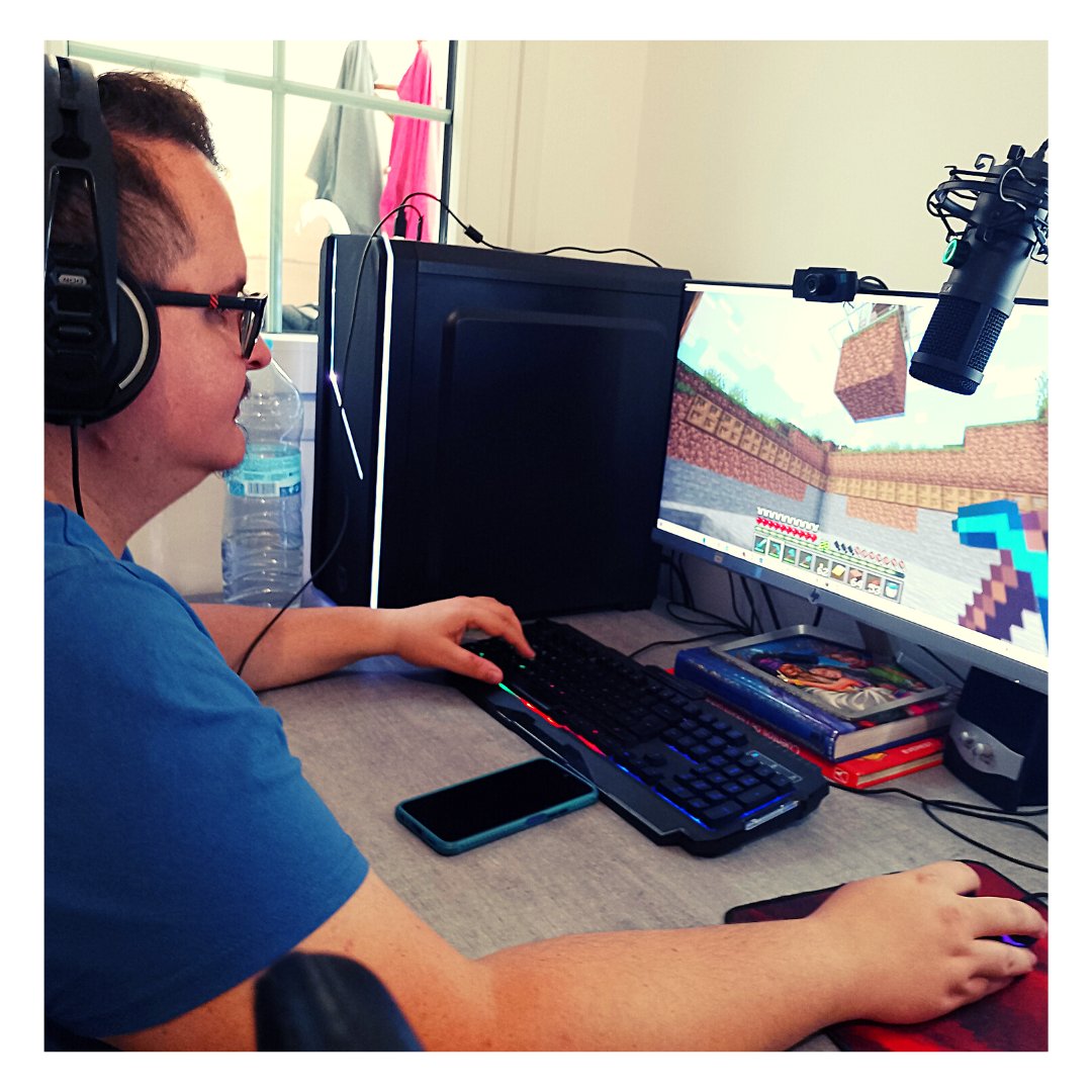MonkeyDCloud_'s tweet photo. Aunque nos llevó bastante tiempo y varias construcciones para obtener la Granja de Raids, aquí les dejo algunas capturas del #detrasdecamaras de ese directo👨🌾
#monkeydcloud #mdc #bts #minecraft #minecraftecnico #raids #granja #minecraftbuilding #streamer #twitch #youtube #gamer https://t.co/W1zynNRpKi